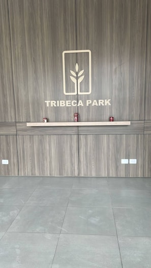A reception desk with a logo and the name 'TRIBECA PARK' on a wooden wall. - Modern Studio Apartment near Parque de la 93 North in Bogotá (Bogotá)