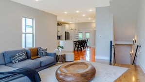 Unclassified image, 3 of 35, button - Dallas Luxury Smart Home Near Golf, Trails, Tennis, Shopping & Downtown Access (Dallas)