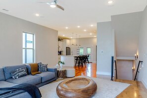 Living area - Dallas Luxury Smart Home Near Golf, Trails, Tennis, Shopping & Downtown Access (Dallas)