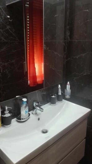 Quarto casal ou duplo família, sacada | Banheiro | Produtos de toalete grátis, secador de cabelo, toalhas de banho 