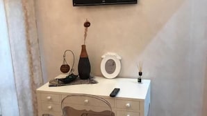 Teulada | Interior - Donna Margharet (Crotone)