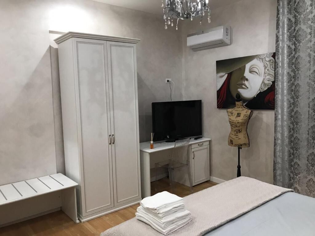 Quarto triplo básico, sacada, vista para a cidade | Cofres nos quartos, escrivaninha, cortinas blackout, Wi-Fi de cortesia