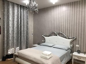 Cofres nos quartos, escrivaninha, cortinas blackout, Wi-Fi de cortesia
