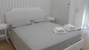In-room safe, desk, blackout drapes, WiFi (free) - Donna Margharet (Crotone)