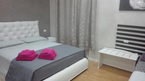 Cofres nos quartos, escrivaninha, cortinas blackout, Wi-Fi de cortesia