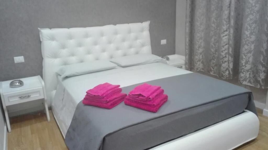 Quarto triplo conforto, sacada | Cofres nos quartos, escrivaninha, cortinas blackout, Wi-Fi de cortesia