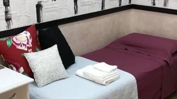 Una stanza con un letto, una scrivania e una sedia.