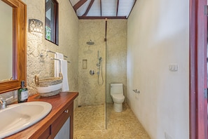 Dusche, Bidet, Handtücher, Seife