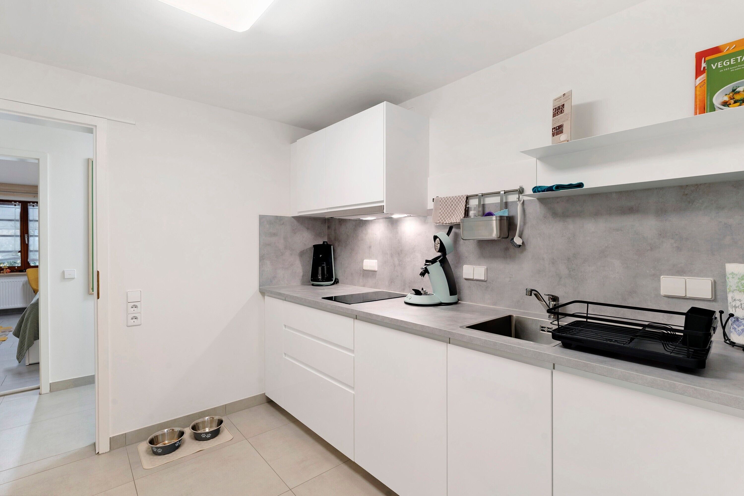 Wasserkocher mit Kaffee-/Teezubehör, Kühlschrank, Mikrowelle, Ofen