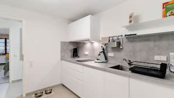Wasserkocher mit Kaffee-/Teezubehör, Kühlschrank, Mikrowelle, Ofen