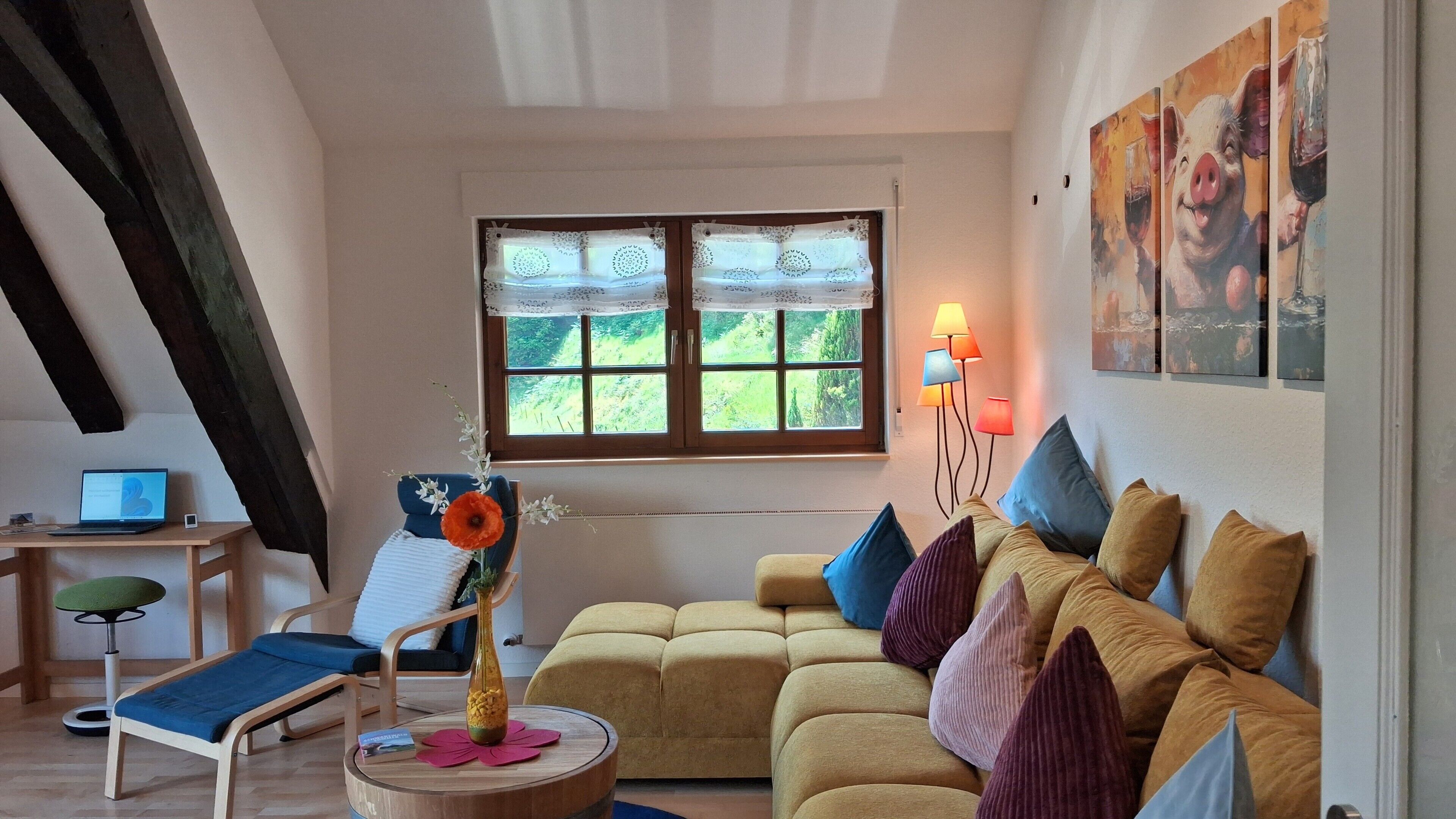 Een televisie en een open haard