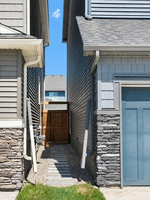 Exterior - 2-bedroom basement apartment with self check-in in welcoming YYC neighborhood (Calgary)