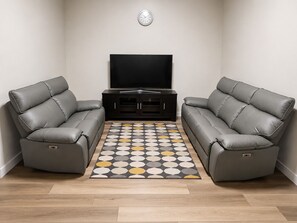 Living area - 2-bedroom basement apartment with self check-in in welcoming YYC neighborhood (Calgary)