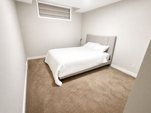 Room - 2-bedroom basement apartment with self check-in in welcoming YYC neighborhood (Calgary)