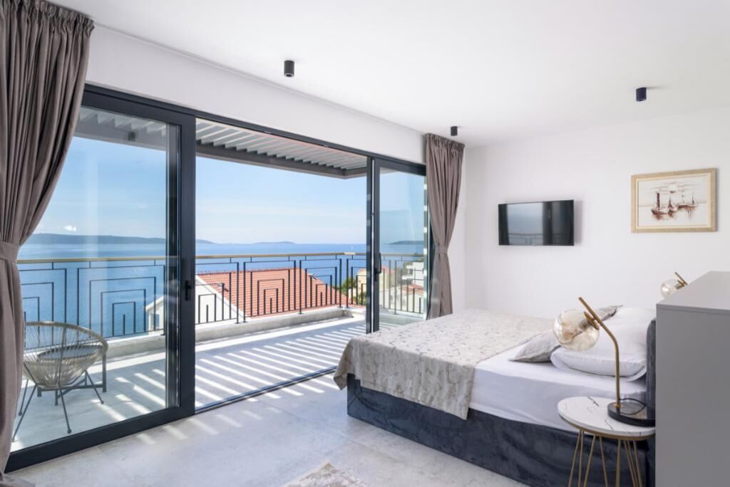 5 bedrooms, iron/ironing board, WiFi, bed sheets