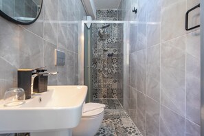Douche, sèche-cheveux, chaussons, serviettes fournies
