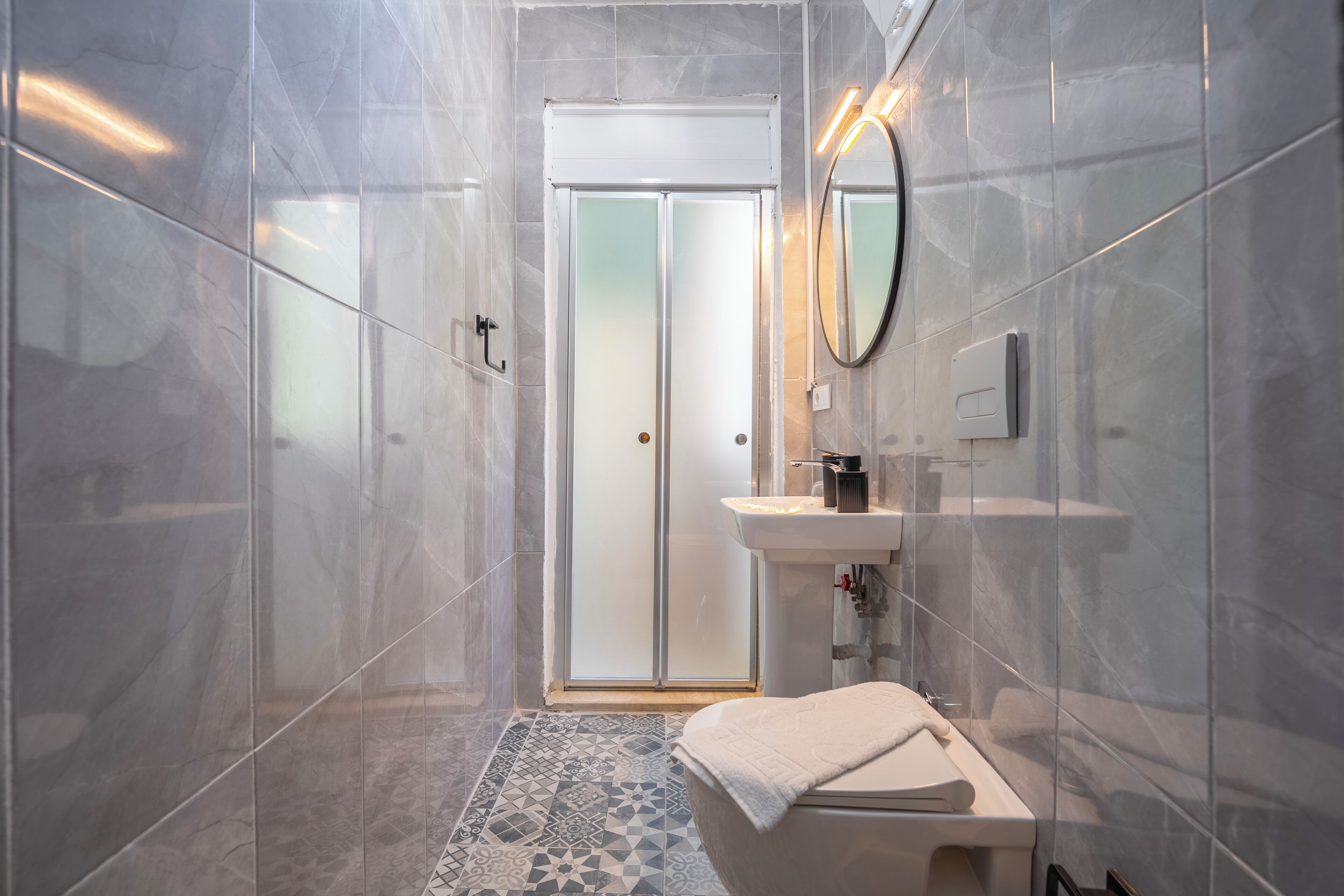 Classic Triple Room | Bathroom | Shower, hair dryer, slippers, towels