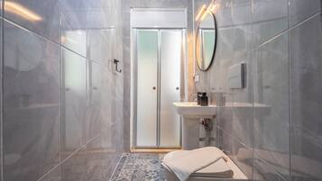 Classic Triple Room | Bathroom | Shower, hair dryer, slippers, towels