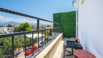 Classic Triple Room | Outdoor dining