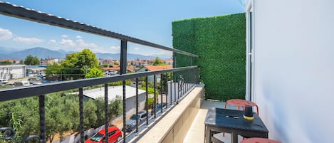 Classic Triple Room | Outdoor dining