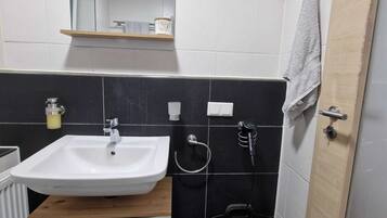 Haartrockner, Handtücher, Seife, Toilettenpapier