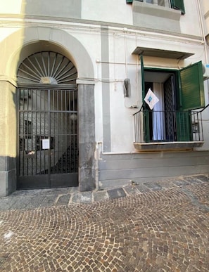Exterior detail - Just a short walk from the subway and near the historic center of Naples (Napoli)