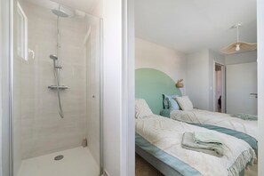 Een douche, een haardroger, handdoeken