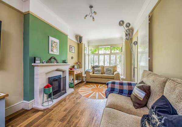Living area - Gorgeous Bosham Family Home - Pass the Keys (Bosham)