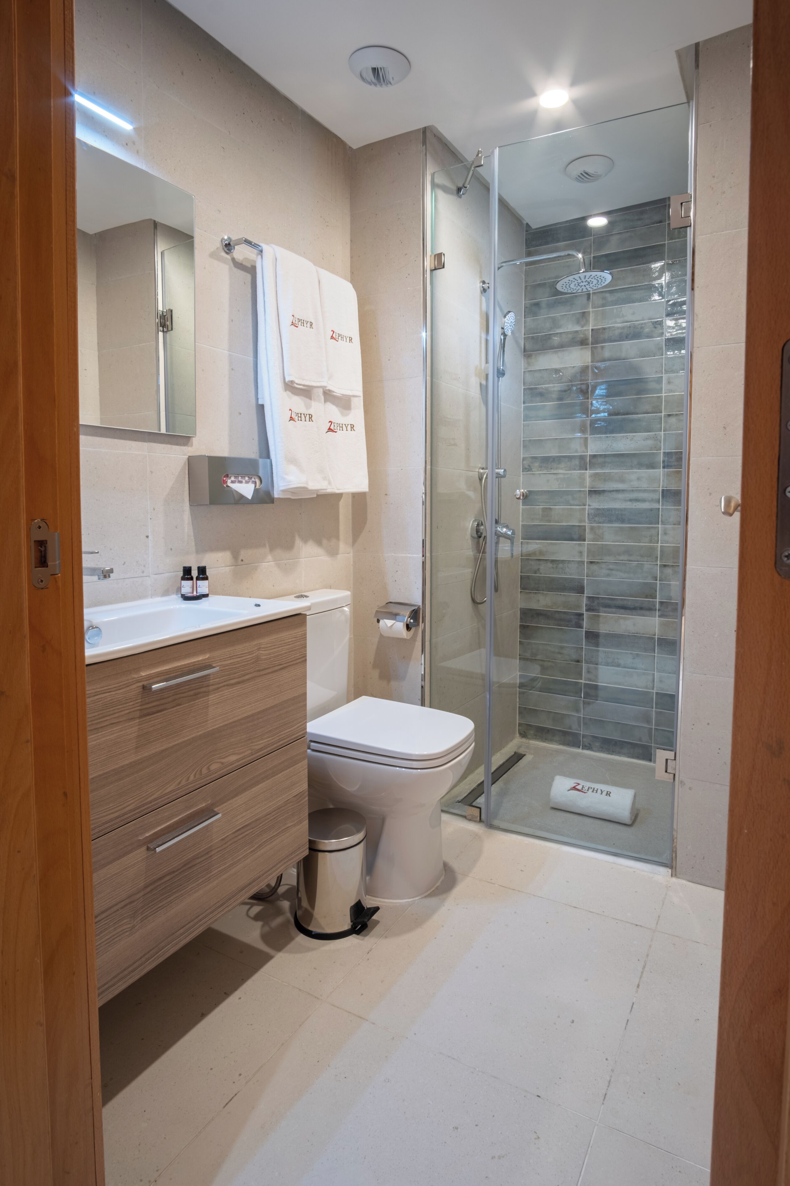 Superior Apartment, 1 Bedroom | Bathroom | Shower, towels, soap, shampoo