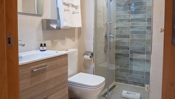 Superior Apartment, 1 Bedroom | Bathroom | Shower, towels, soap, shampoo