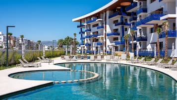 2 outdoor pools