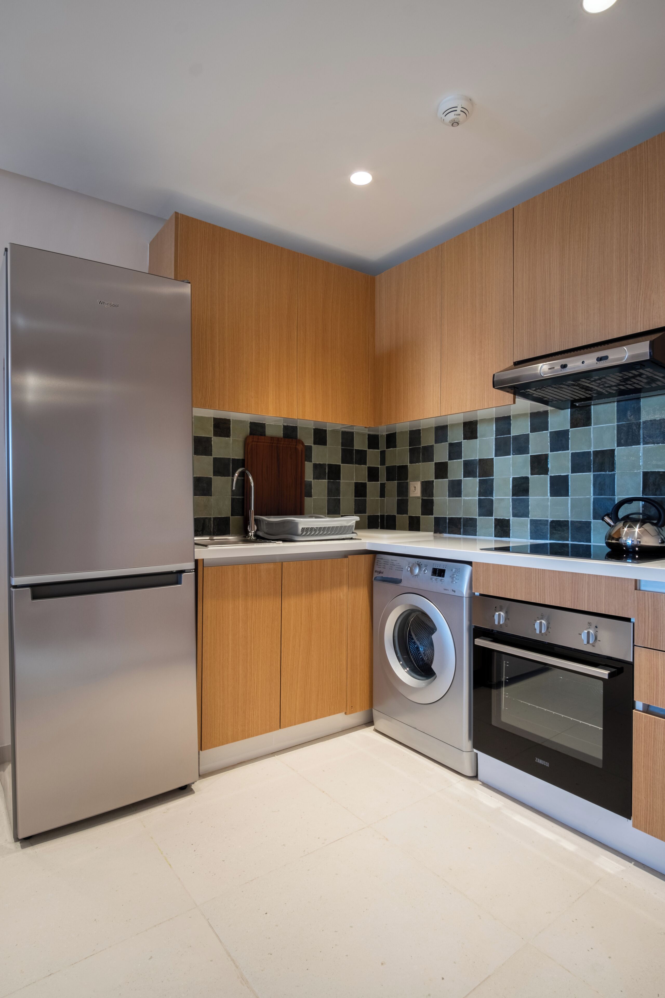 Refrigerador, horno, utensilios de cocina