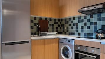 Refrigerador, horno, utensilios de cocina