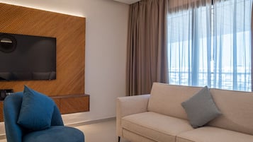Superior-Apartment, 2 Schlafzimmer | Wohnbereich | Smart-TV