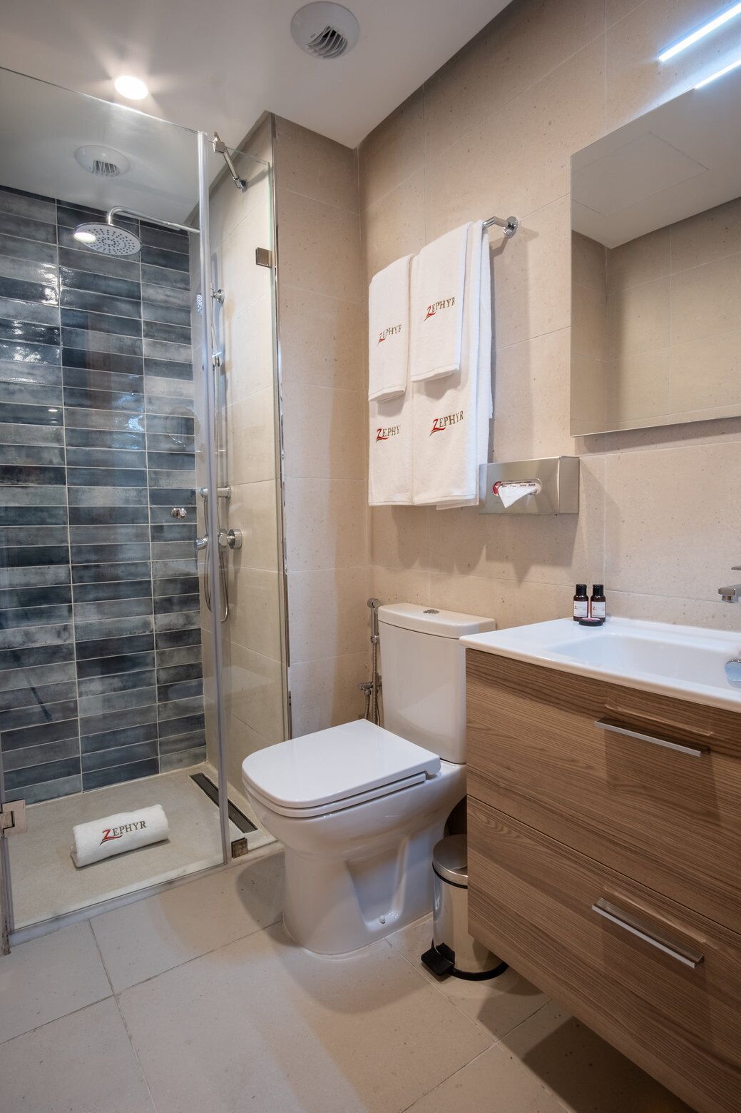 Appartement Supérieur, 2 chambres | Salle de bain | Douche, serviettes fournies, savon, shampoing