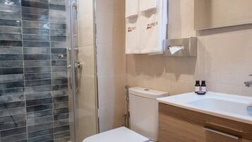 Appartement Supérieur, 2 chambres | Salle de bain | Douche, serviettes fournies, savon, shampoing