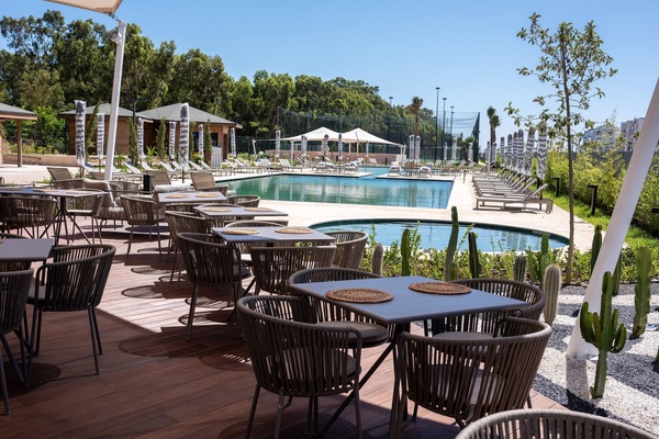 2 outdoor pools