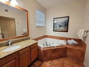 Hair dryer, towels, soap, toilet paper - 1-bedroom condo in Sedona Arizona (Lake Buena Vista)