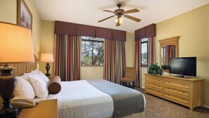 A hotel room with a bed, a television, a dresser, and a ceiling fan. - 1-bedroom condo in Sedona Arizona (Sedona)