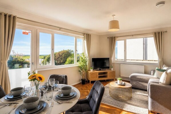 Living area - Amazing Location - Free Parking - Beach Opposite! (Bournemouth)