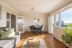 Living area - Amazing Location - Free Parking - Beach Opposite! (Bournemouth)
