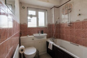 Bathroom - Sea View Opposite the Beach w/ WiFi & Free Parking (Bournemouth)