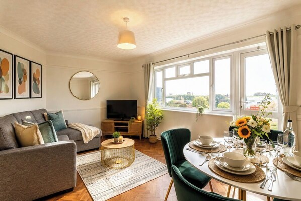 Living area - Sea View Opposite the Beach w/ WiFi & Free Parking (Bournemouth)