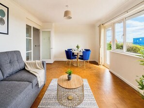 Living area - Beachfront Location with Great View & Free Parking (Bournemouth)