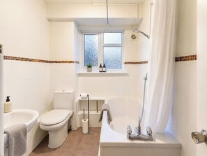 Bathroom - Beachfront Location with Great View & Free Parking (Bournemouth)