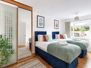 Room - Beachfront Location with Great View & Free Parking (Bournemouth)