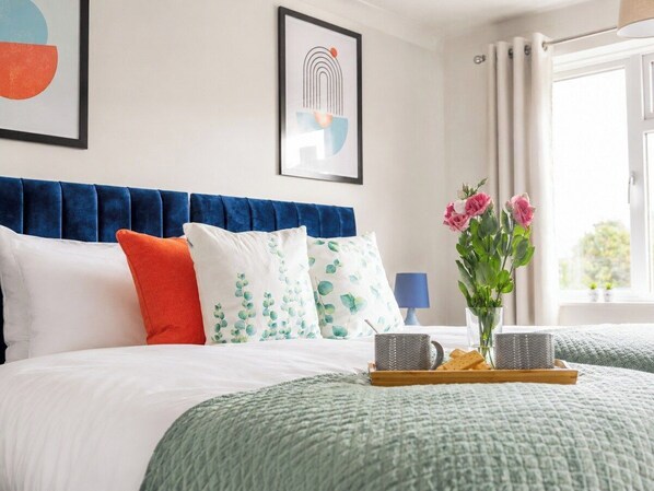 Room - Panoramic Sea View near the Beach w/ Free Parking (Bournemouth)