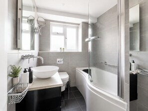 Bathroom - Panoramic Sea View near the Beach w/ Free Parking (Bournemouth)