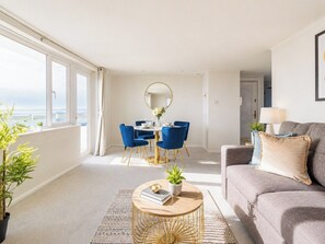 Living area - Panoramic Sea View near the Beach w/ Free Parking (Bournemouth)