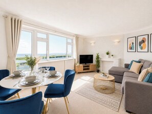 Living area - Amazing SeaView Opposite the Beach w/ Free Parking (Bournemouth)